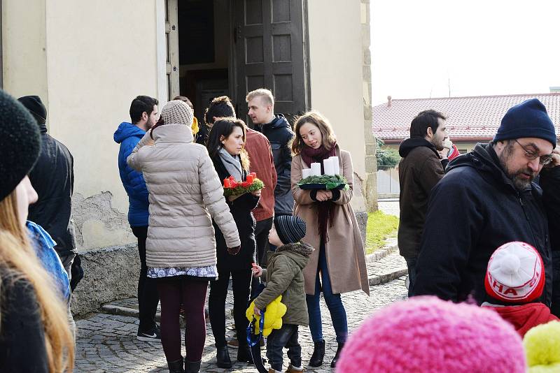 Před kostelem sv. Mikuláše v Benešově bylo v neděli rušno