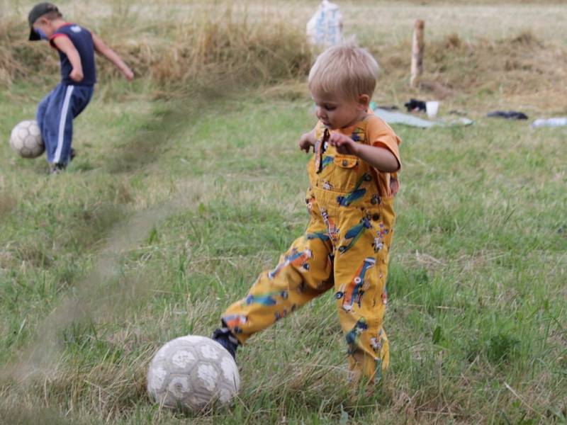 Vlčkovický festival nabídl nejen hudbu, ale i divadlo, výstavu obrazů a nekonečný odpočinek.