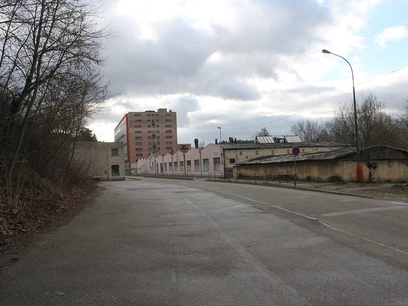 Silnice z Brodců do Zbořeného Kostelce v době, kdy docházelo k demolici staré továrny.