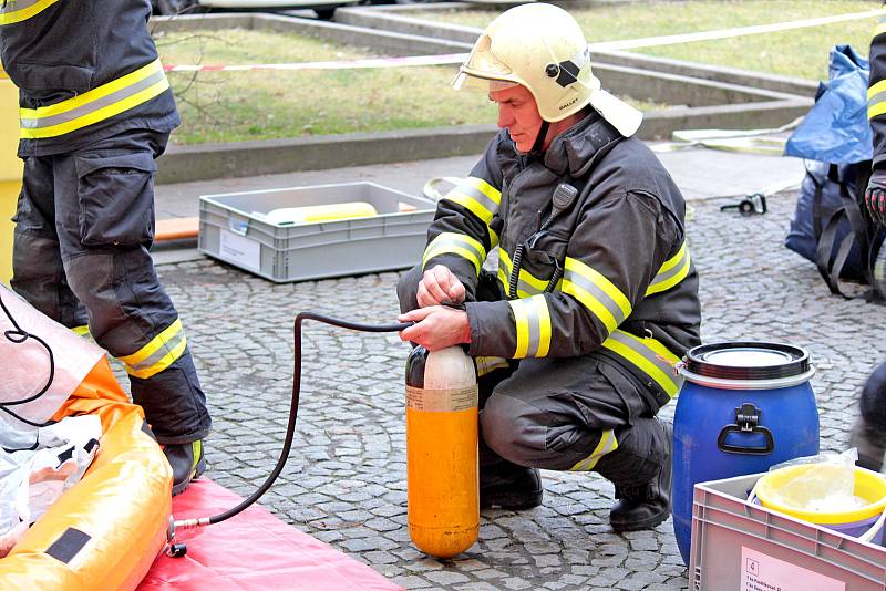 Z hasičského cvičení na Městském úřadě v Benešově: doručení podezřelé zásilky do podatelny.