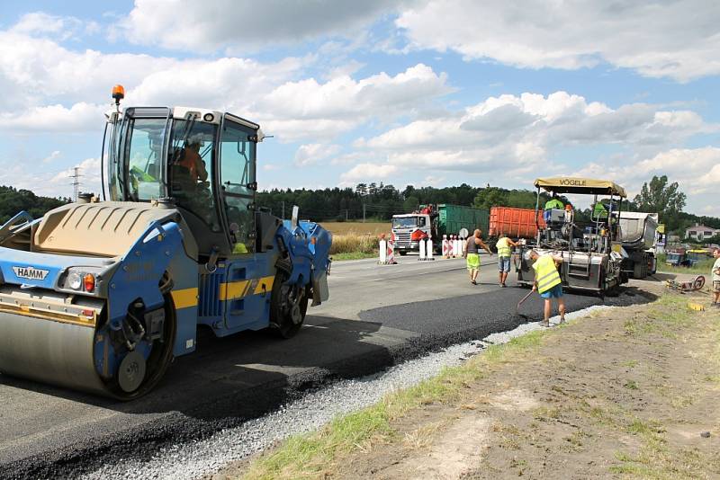 Rekonstrukce silnice E55 u Benešova, pátek 1. července 2016. 