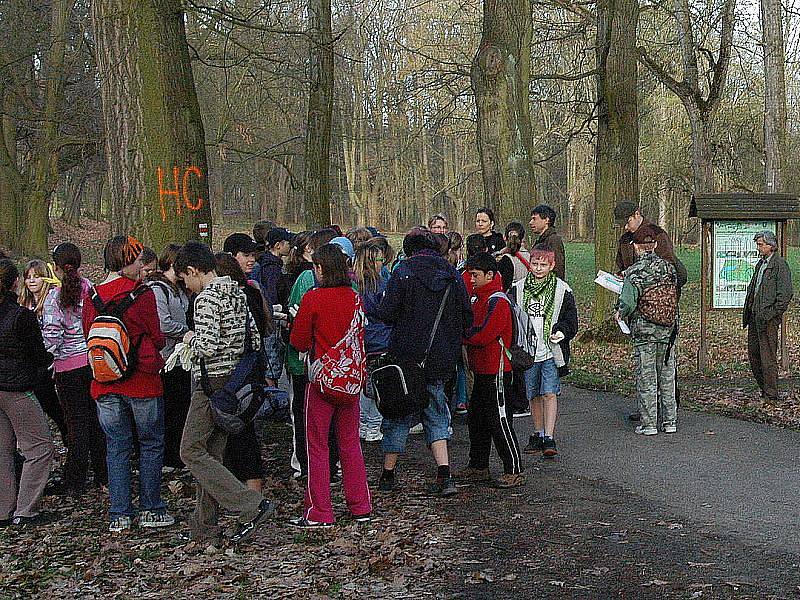 Uklízení konopišťského zámeckého parku žáky benešovské ZŠ Dukelská.