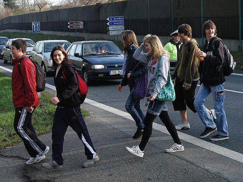 Uklízení konopišťského zámeckého parku žáky benešovské ZŠ Dukelská.