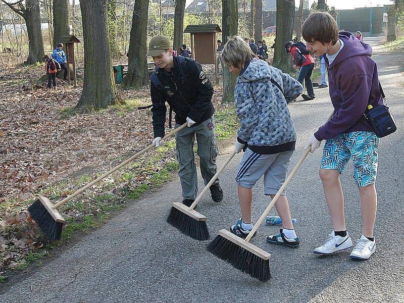 Uklízení konopišťského zámeckého parku žáky benešovské ZŠ Dukelská.