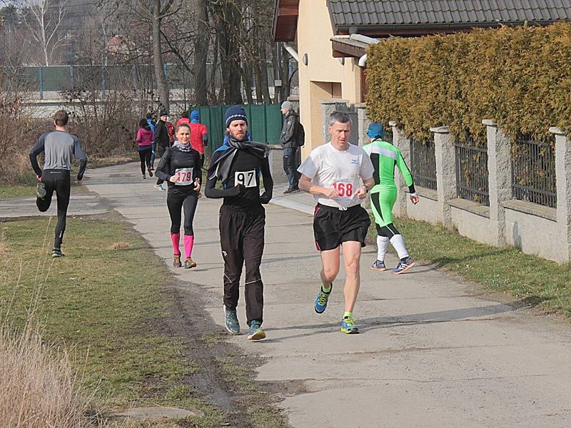 Běh na Čerčanský Chlum 2016 - rozcvičení. 