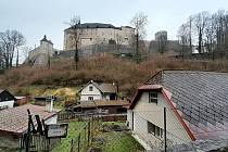 Na hradě Český Šternberk letos investují nejvíc do opravy krovů a opěrné zdi.