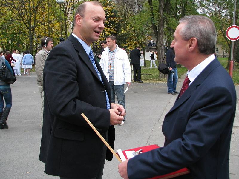 Poklepání na základní kámen kladenské nemocnice se uskutečnilo ve středu krátce před polednem.