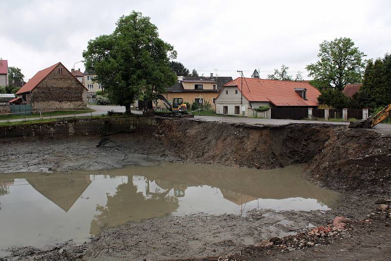 Pivovarský rybník v Louňovicích pod Blaníkem.
