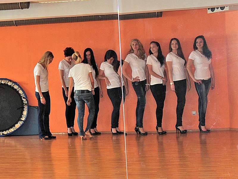 Finalistky Miss hasička Středočeského kraje 2015 navičovaly v benešovském S-centru choreografii.