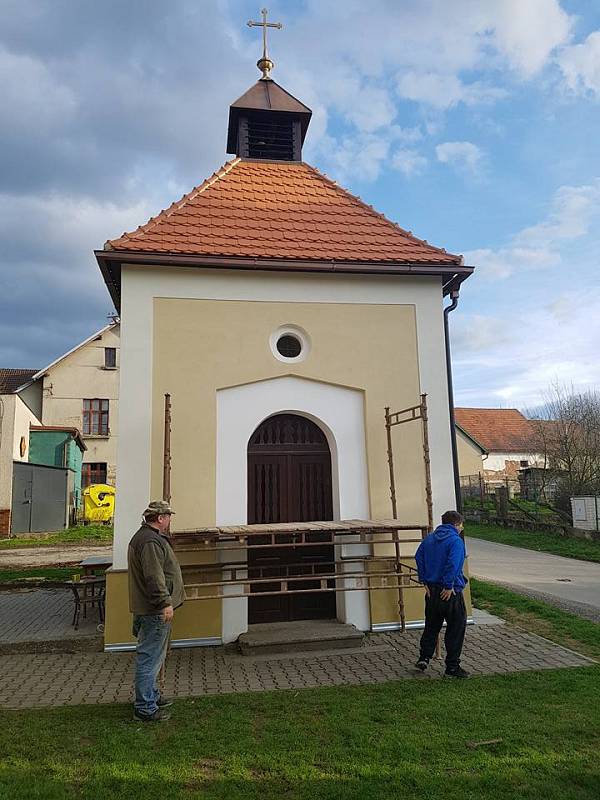 Kaplička v Mokré Lhotě je již jako nová. Minulý rok se přistoupilo k rekonstrukci vnitřních prostor, od začátku dubna pracoval mistr v oboru na dobovém nápise nad hlavním vchodem kapličky.