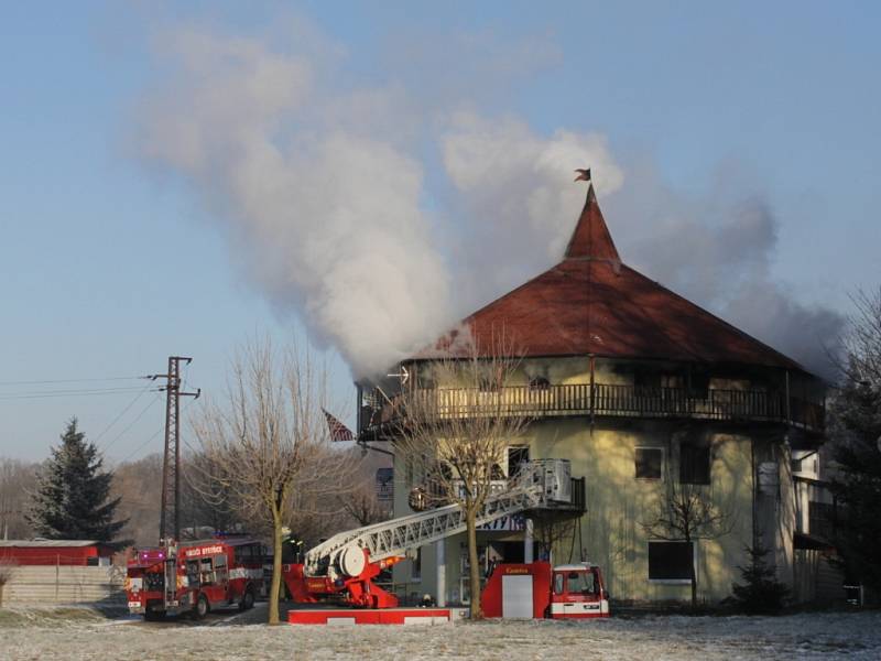 Požár budovy v areálu autovrakoviště Rudolf v Benešově.