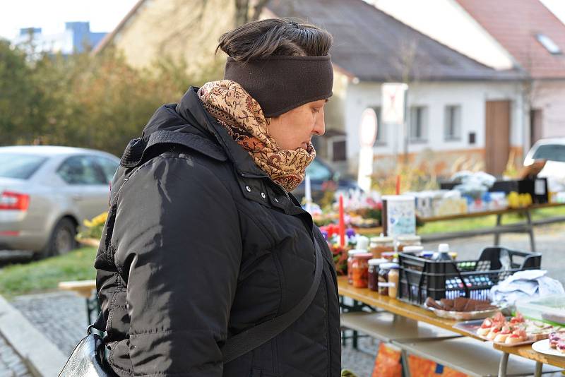 Před kostelem sv. Mikuláše v Benešově bylo v neděli rušno