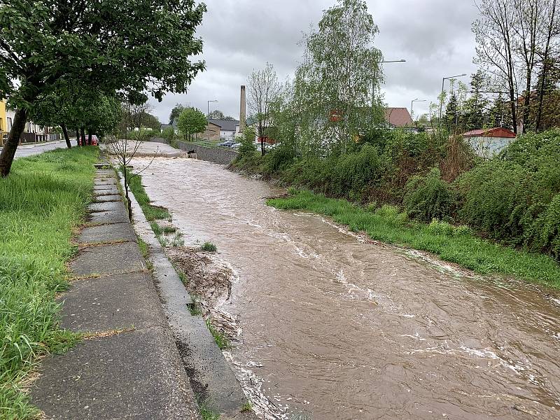 Červený potok v Hořovicích po deštích v polovině května 2021 dosáhl 2. povodňového stupně.