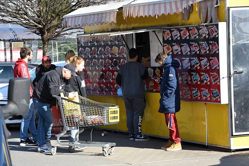 Od soboty je v rámci preventivních opatření proti šíření nového typu koronaviru dočasně uzavřena řada obchodů i omezeno fungování provozoven s občerstvením.