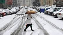 Sníh v ulicích Benešova, středa 17. února 2016.. 