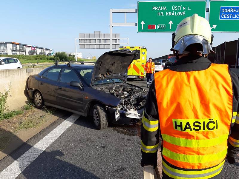 Nehoda čtyř vozidel před vjezdem do Prahy po D1.