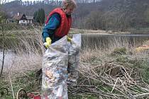 Dobrovolníci odváží také tuny odpadků po nezodpovědných chatařích a rybářích
