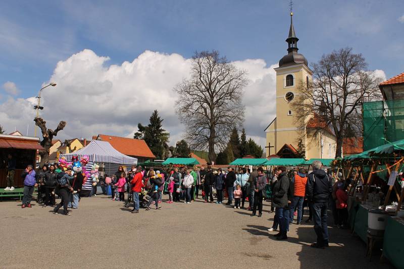 Velikonoční jarmark připravil tradičně spolek Babinec z Louňovic pod Blaníkem, který tuto akci pořádá již devátým rokem. Příchozí si zatančili, nakoupili drobnosti pro radost i nasytili nejrůznějšími pochutinami.