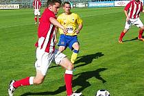 Fotbalisté Benešova (ve žlutém Martin Turek) prohráli na závěr ČFL s Jirny 0:2. 