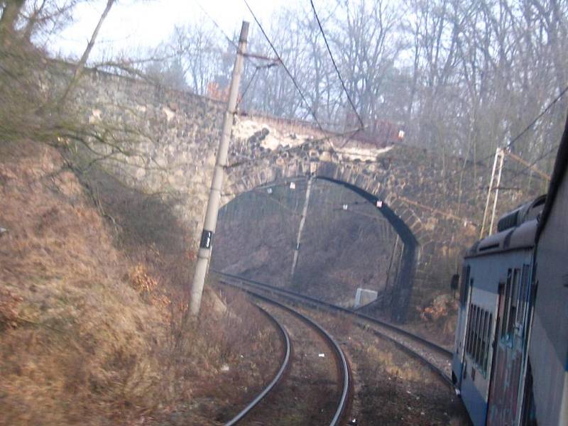 Kamenný most mezi výhybnou Bedrč a Mrač zmizí koncem dubna