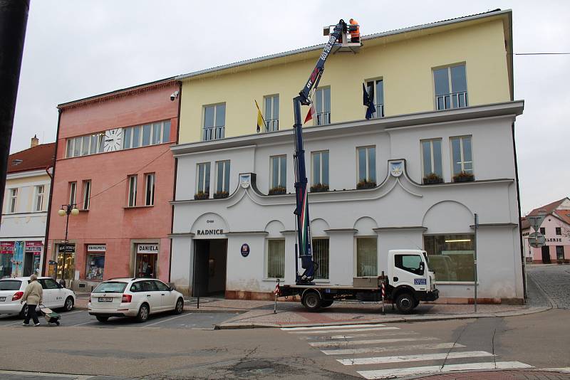 Zdobení stromů na Vánoce začalo i v Benešově na Masarykově náměstí..