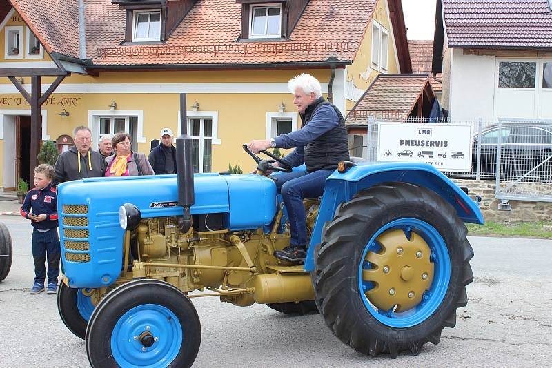 Sraz historických traktorů Zetor v Nahorubech.