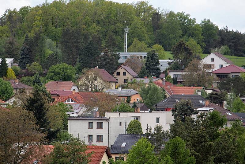 Olbramovice a okolí z dominanty obce, věže kostela Všech svatých.