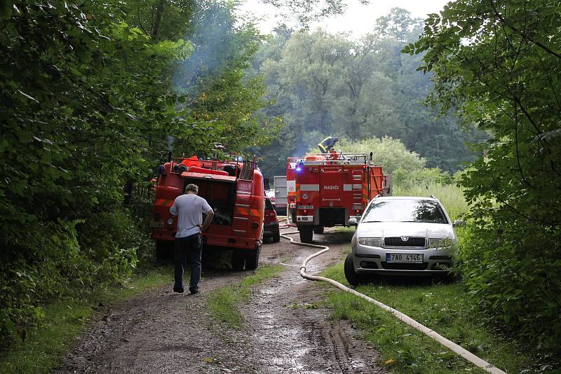 Proč shořela chata v Prosečnici na Benešovsku, zjišťují nyní policisté.