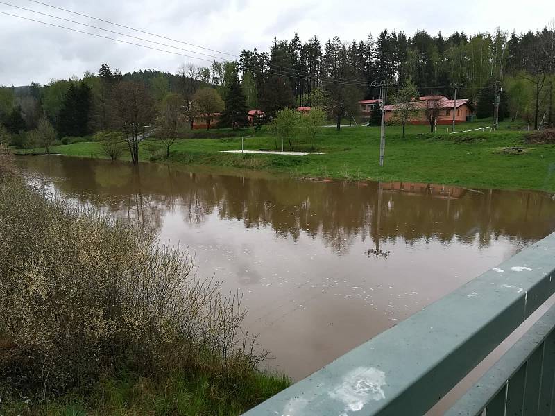 Řeka Blanice ve Smršťově v polovině května 2021.