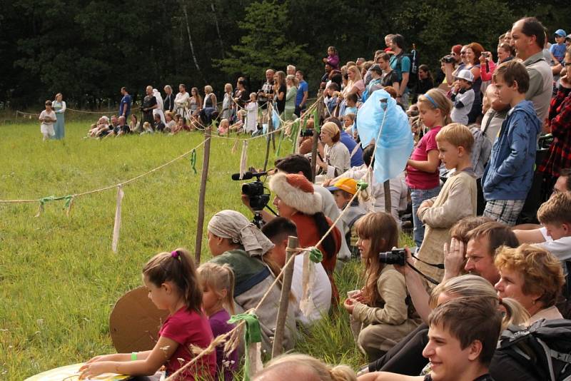 Bojovníci přesvědčivě odehráli historické bitvy, ale také na bitevním poli improvizovali.