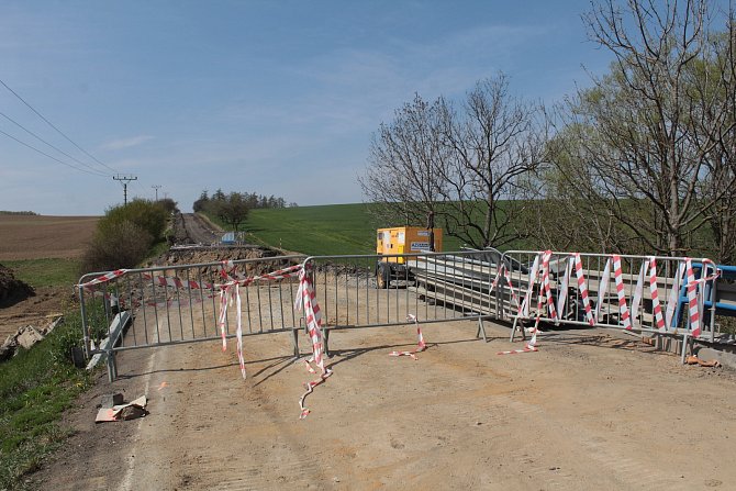 Z rekonstrukce silnice II/112 u Čechtic.