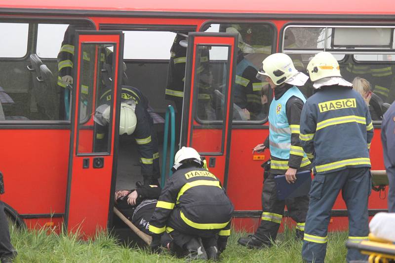 Složky Integrovaného záchranného systému v pátek 5. května nacvičovaly u Bořeňovic na Benešovsku záchranu zraněných z havarovaného autobusu.