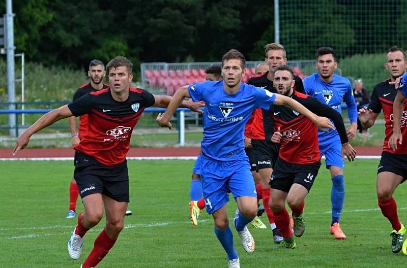 Vlašim (v modrém) podlehla doma Táborsku 1:2. Vpravo Milan Piško s Tomášem Mrázkem