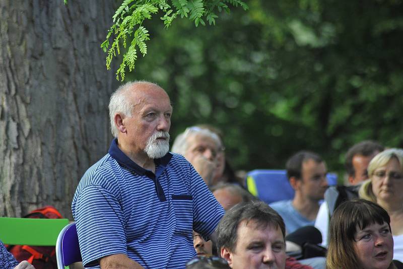 Koncert zaplnil klášterní zahradu.