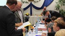 Ustavující zasedání nového zastupitelstva Bystřice se protáhlo v úterý 30. října až k půlnoci.