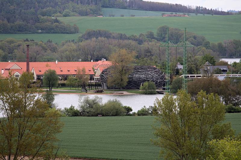 Olbramovice a okolí z dominanty obce, věže kostela Všech svatých.