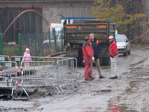 Pro uložení přečerpávacích jímek, betonových válců o hmotnosti deseti tun, přijel do osady speciální jeřáb schopný unést až sedmdesát tun