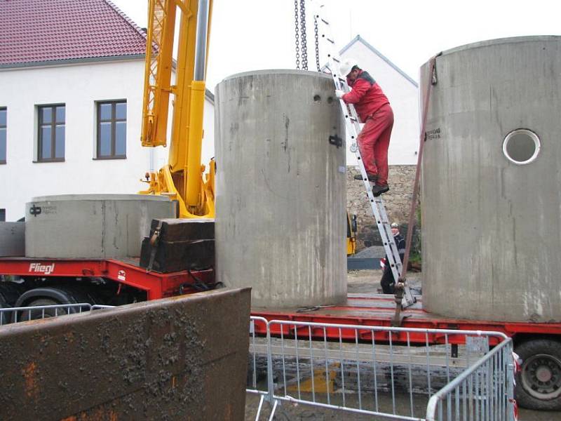 Pro uložení přečerpávacích jímek, betonových válců o hmotnosti deseti tun, přijel do osady speciální jeřáb schopný unést až sedmdesát tun