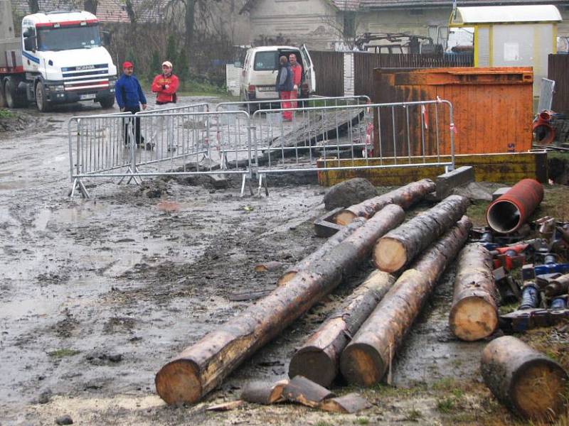 Pro uložení přečerpávacích jímek, betonových válců o hmotnosti deseti tun, přijel do osady speciální jeřáb schopný unést až sedmdesát tun