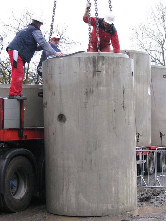 Pro uložení přečerpávacích jímek, betonových válců o hmotnosti deseti tun, přijel do osady speciální jeřáb schopný unést až sedmdesát tun