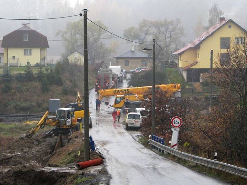 Pro uložení přečerpávacích jímek, betonových válců o hmotnosti deseti tun, přijel do osady speciální jeřáb schopný unést až sedmdesát tun