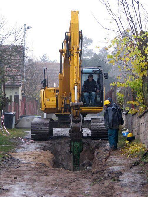 Pro uložení přečerpávacích jímek, betonových válců o hmotnosti deseti tun, přijel do osady speciální jeřáb schopný unést až sedmdesát tun