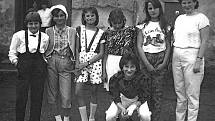 Členky dívčího klubu Jabloňáček v oblečení, které předváděly na módní přehlídce v Benešově a v Kulturním domě v Jablonné nad Vltavou v roce 1990.Tématem přehlídky byly kalhoty 6x jinak.