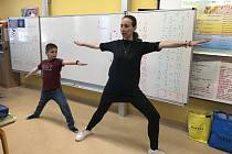 Cvičení jógy v podání žáků druhé třídy Základní školy T. G. Masaryka v Pyšelích.