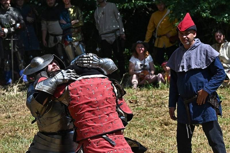 Jak těžký život byl ve středověku, se mohli přesvědčit návštěvníci 5. ročníku Historického festivalu, který se konal v sobotu 31. července na tvrzi Mrač na Benešovsku.