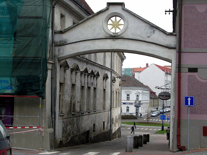 Symbol Benešova, zlatá sternberská hvězda, je umístěna i na výjezdu z centrálního Masarykova náměstí.
