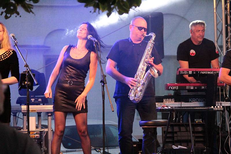 Vystoupení kapely Czech Floyd na Masarykově náměstí v Benešově 21. srpna 2019.