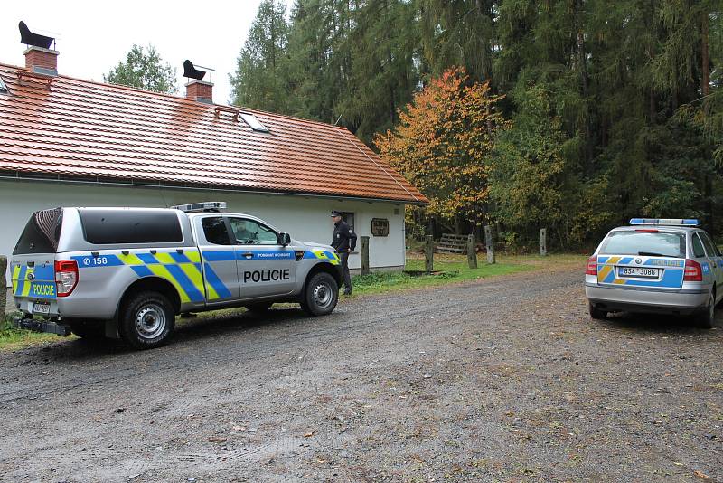 Sovětský dělostřelecký granát zajistil policejní pyrotechnik.