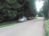 Parkování zdarma u Konopiště skončí. Takto vypadala situace v pátek 1. srpna 2014.