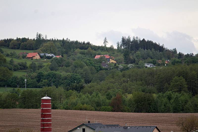 Olbramovice a okolí z dominanty obce, věže kostela Všech svatých.